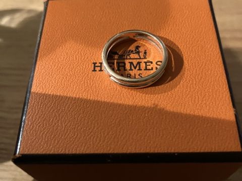 【エルメス(HERMES)の口コミ】 指輪のデザインがとっても気に入り、価格も高すぎず即決でした。
アンティ…