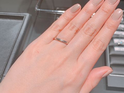 【エクセルコダイヤモンド(EXELCO DIAMOND)の口コミ】 ストレートラインの指輪ですが、中央にねじれたようなデザインがあるため…
