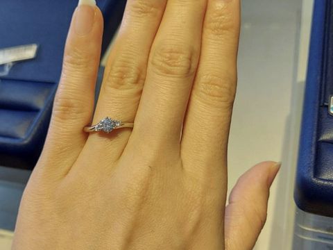 【銀座ダイヤモンドシライシの口コミ】 婚約指輪は存在感が決め手だと考えていました。
ダイヤだけの存在感だけで…