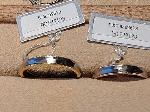 【ith(イズ)の口コミ】 プラチナで表面に特徴的なカットが入っていて、光の反射角度できらきらし…