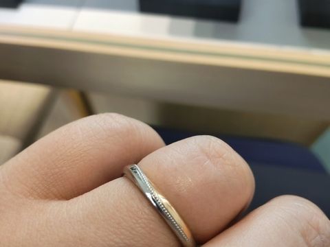 【エクセルコダイヤモンド(EXELCO DIAMOND)の口コミ】 バイカラーの指輪で、境目にミル打ちが入っています。オールプラチナもあ…