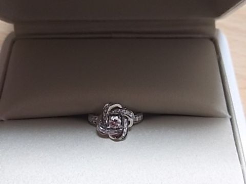 【ブシュロン(BOUCHERON)の口コミ】 何となく立ち寄っただけだったのですが、ショーウィンドでのダイヤの輝き…