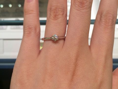 【銀座ダイヤモンドシライシの口コミ】 シンプルで綺麗な婚約指輪でした。
店員さん曰く、「お客様の意見を反映さ…