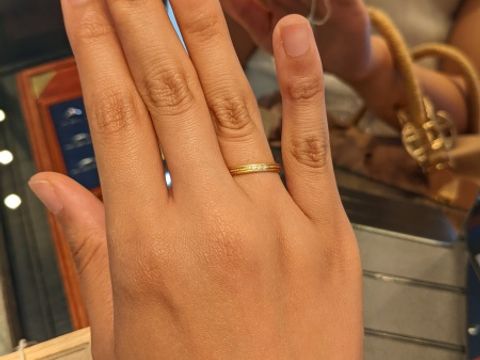 【YUKA HOJO(ユカホウジョウ)の口コミ】 真ん中のラインがミル打ちで、3石のリングです。あまりほかのお店では見か…