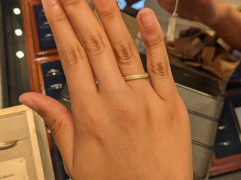 【YUKA HOJO(ユカホウジョウ)の口コミ】 下のラインはミル打ち？上は石が並んでいるデザイン性のある指輪です。こ…