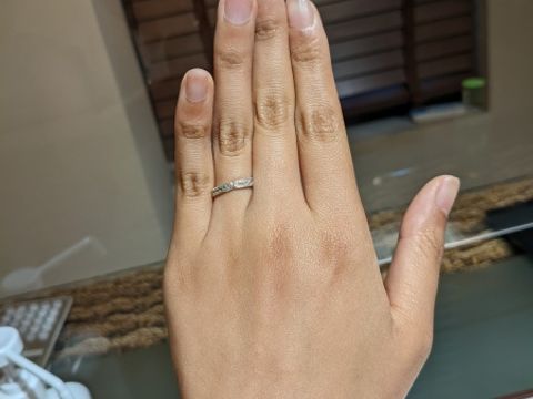 【杢目金屋(もくめがねや)の口コミ】 石が並んでいて、囲うようにミル打ちがあるかわいい指輪です。リングの側…