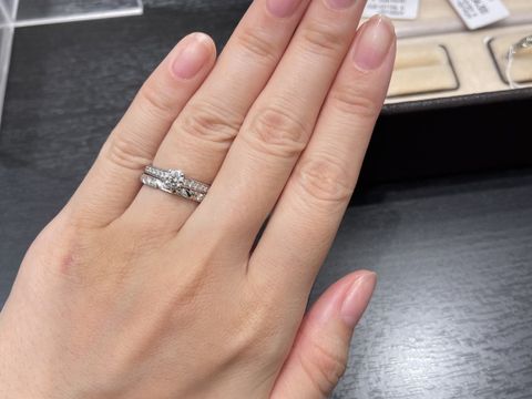 【ヴァン クリーフ＆アーペル(Van Cleef & Arpels)の口コミ】 似たようなデザインは他ブランドにはありますが、こちらは私が比較した外…