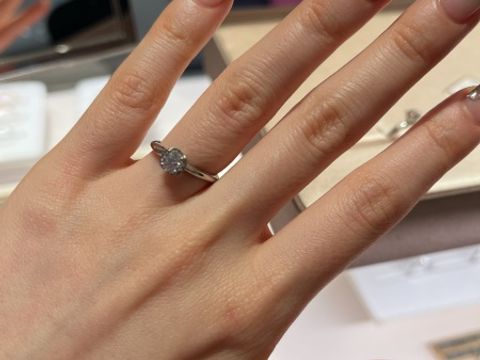 【ブルガリ(BVLGARI)の口コミ】 指輪のデザインとして、ダイヤモンドの留め具の高さが低く、半ばリングに…