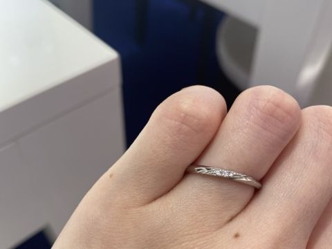 【GALA JEWELRY(ガラジュエリー)の口コミ】 試着をしてみて細めの指輪だと感じたので、担当の方に幅を測ってもらうと…