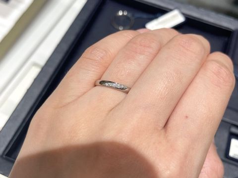 【ROYAL ASSCHER(ロイヤル・アッシャー)の口コミ】 ダイヤの配置や、指輪の幅など、自分の手にとても合っていてすごくお気に…