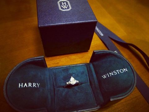 【ハリー・ウィンストン(Harry Winston)の口コミ】 ラウンドはありがちなのでペアシェイプで探していました。
クラシックなデ…