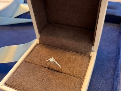 【Foulason(フレゾン)の口コミ】 結婚指輪と同時に購入したため、重ね付けがしやすい婚約指輪を選びました…