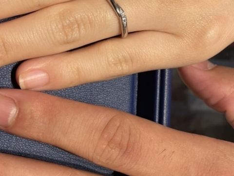 【銀座ダイヤモンドシライシの口コミ】 指が綺麗に見えるVラインを着用しました。
銀座ダイヤモンドシライシのシ…