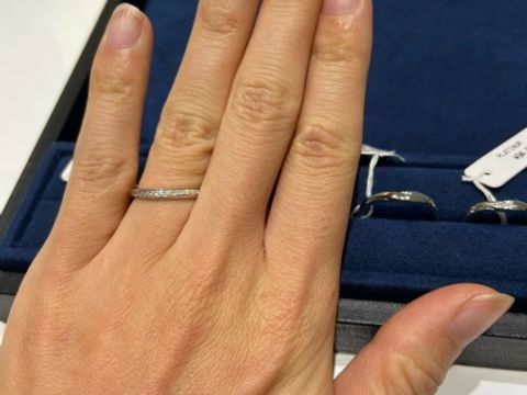 【4℃ BRIDAL(ヨンドシーブライダル)の口コミ】 華奢でキラキラしたデザインが好きだとお伝えしたところご提案いただいた…