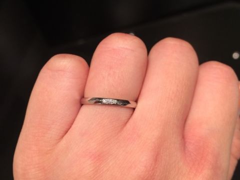 【ラザール ダイヤモンド(LAZARE DIAMOND)の口コミ】 毎日つける為、シンプルさを求めました。細身で少しウェーブがあり、手に…