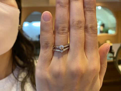 【ケイウノ ブライダル(K.UNO BRIDAL)の口コミ】 結婚指輪は、ミル打ちでかわいさとカジュアルなおしゃれを兼ね備えた指輪…