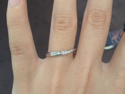 【HOSHI no SUNA 星の砂(ほしのすな)の口コミ】 指輪をつける向きによって自分にきらきらした面が見えるようにするのか、…