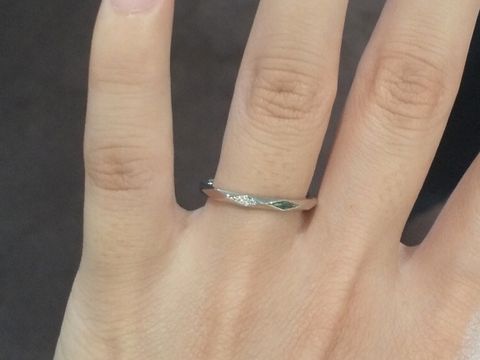 【AMOUR AMULET(アムール・アミュレット)の口コミ】 ダイヤはワンポイントでひかえめなのに、リングの方に面がたくさんあるた…