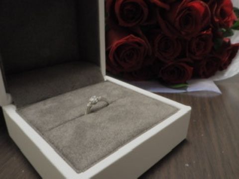 【BIJOUPIKO(ビジュピコ)の口コミ】 ダイヤが１つではなく両サイドにも着いているものがよかったため、またキ…