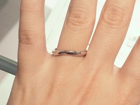 【銀座ダイヤモンドシライシの口コミ】 いくつか試着をした中でこの指輪が一番指にフィットし、つけ心地が抜群に…