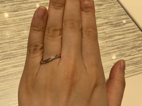 【TRECENTI(トレセンテ)の口コミ】 指輪はダイヤの斜めがかったデザインを試着しました。内甲丸のため、着け…