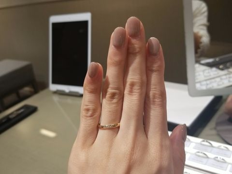 【アイプリモ(I-PRIMO)の口コミ】 シンプルなストレートの指輪ですが、細さや石の配置もちょうどよく、素敵…