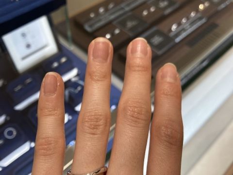 【TOMOE(トモエ)の口コミ】 シンプル且つ指を綺麗に長く見せてくれるS字ウェーブの指輪です。
ピンク…