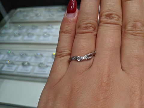 【アイプリモ(I-PRIMO)の口コミ】 ダイヤが20粒使われているそうです。職人が手作業で作っているらしく、少…