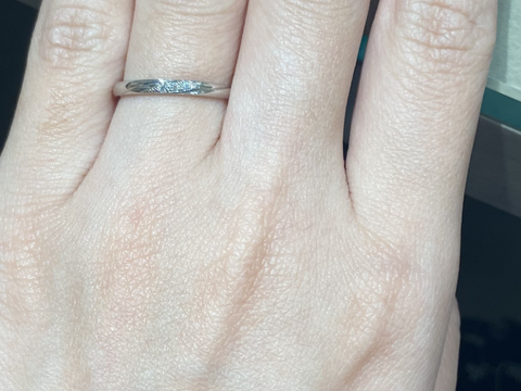 【アイプリモ(I-PRIMO)の口コミ】 斜めにダイヤが入っている指輪が良くてさがしていました。
ウェーブのデザ…