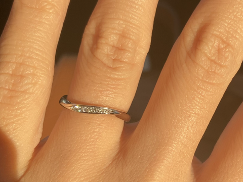 【4℃ BRIDAL(ヨンドシーブライダル)の口コミ】 指が綺麗に見えるデザインが良く、たくさん試着させていただきました。そ…