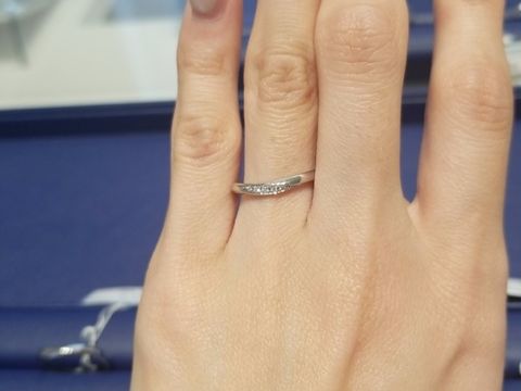 【銀座ダイヤモンドシライシの口コミ】 緩やかなV字がとても素敵で、指が長くきれいに見えます。V字が緩やかなの…
