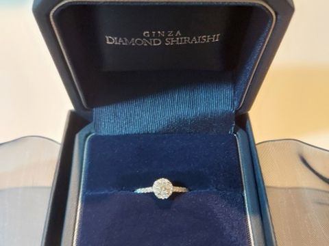 【銀座ダイヤモンドシライシの口コミ】 真ん中のダイヤを大きく見せてくれるデザインです。お花のように小さなダ…