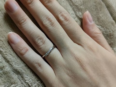 【銀座ダイヤモンドシライシの口コミ】 斜めになっており、真ん中にダイヤが入っているため、光が当たった時にキ…