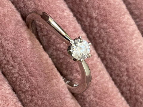 【アイプリモ(I-PRIMO)の口コミ】 彼が最終的に選んで買ってくれたのですが、私の好みも参考にして婚約指輪…