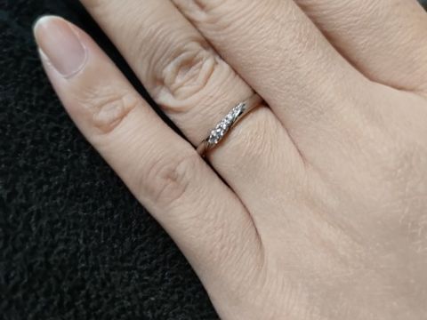 【銀座ダイヤモンドシライシの口コミ】 斜めになっており、真ん中にダイヤが入っているため、光が当たった時にキ…