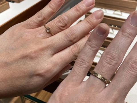 【ヒーミー(himie)の口コミ】 男性のものは
2種類の異なる素材(これはたしか金とプラチナ)
を織り合わせ…