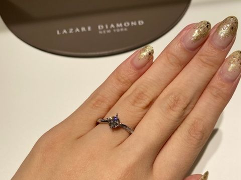 【ラザール ダイヤモンド(LAZARE DIAMOND)の口コミ】 ツイストされたデザインで、指が長く見えます。こちらのお店はダイヤが黒…