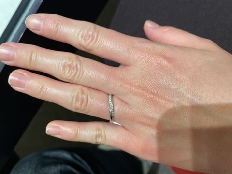 【銀座ダイヤモンドシライシの口コミ】 ウェーブデザインの中でも個性的なデザインなので、普通のウェーブでは物…