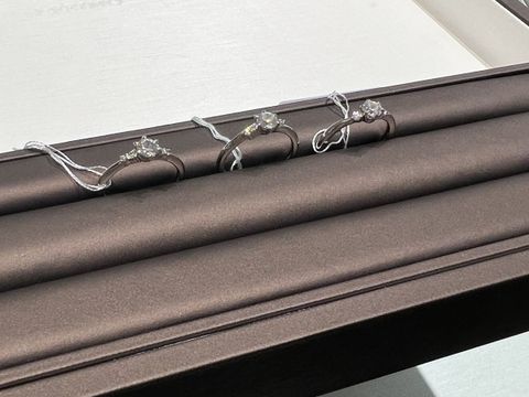 【アイプリモ(I-PRIMO)の口コミ】 結婚ジュエリーの専門店なだけあって、いろんな形のダイヤモンドジュエリ…