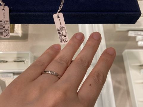 【4℃ BRIDAL(ヨンドシーブライダル)の口コミ】 他のブランドより石付きでも安い印象。しかしプラチナの輝きもしっかりし…
