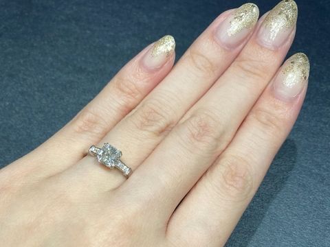 【ROYAL ASSCHER(ロイヤル・アッシャー)の口コミ】 少し珍しいデザインのリングも気になり、こちらのエメラルドカットのデザ…