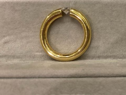 【NIESSING(ニーシング)の口コミ】 一般的な爪が4つ〜6つあるタイプのデザインと異なり、爪が無い、フラット…