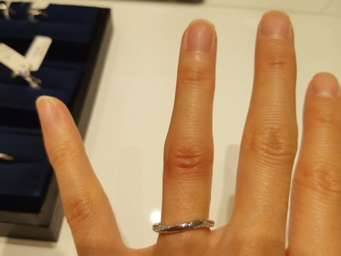 【4℃ BRIDAL(ヨンドシーブライダル)の口コミ】 シンプルで上品な指輪でした。普段使いできるような、指輪で強度のあるプ…