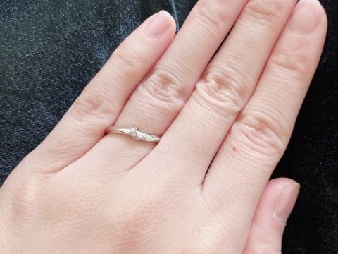【俄(にわか)の口コミ】 シンプルでありながら婚約指輪の様なエレガントさもあり、定番のデザイン…