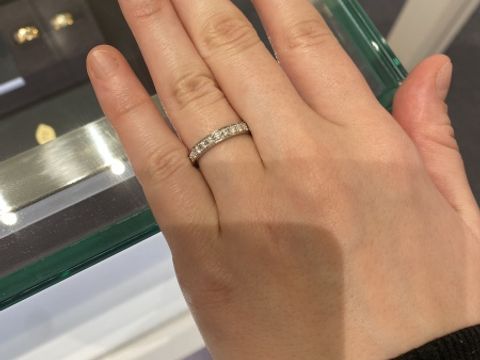 【BIJOUPIKO(ビジュピコ)の口コミ】 指輪全面にダイヤモンドの入った美しく高級感のあるデザインでした。
高級…