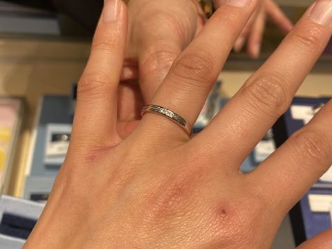 【ミルフローラ(Milluflora)の口コミ】 シンプルなデザインだけど、ダイヤがきらっと輝きおしゃれなデザインだと…