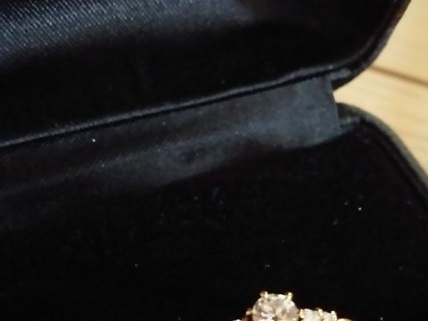 【エクセルコダイヤモンド(EXELCO DIAMOND)の口コミ】 婚約指輪はゴールドでメレダイヤモンドで指がきれいに見えるデザインで、…