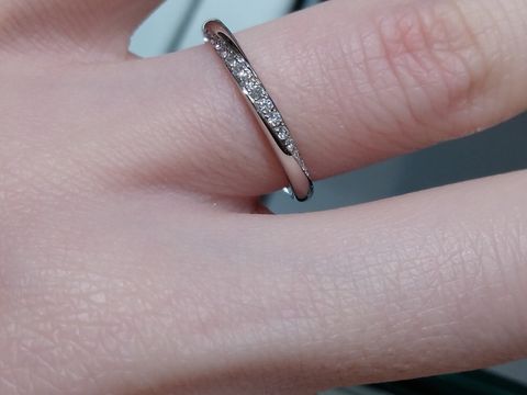 【アイプリモ(I-PRIMO)の口コミ】 ぐるりと横までメレダイヤモンドが入っていて、真正面から見ても横から見…