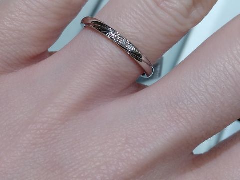 【アイプリモ(I-PRIMO)の口コミ】 流れるような2本のラインがオシャレでした。ダイモンドは3石ですが、周り…