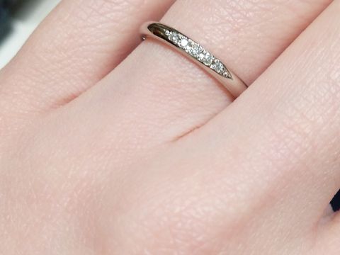【銀座ダイヤモンドシライシの口コミ】 ダイヤモンド5石ですが、左右に向かって小さくなるデザインなので悪目立ち…